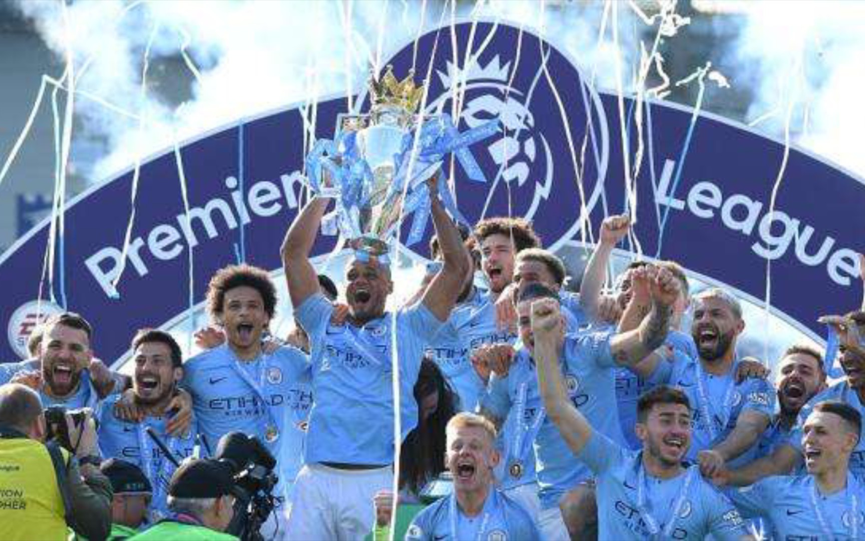 随着足球转 随着足球转